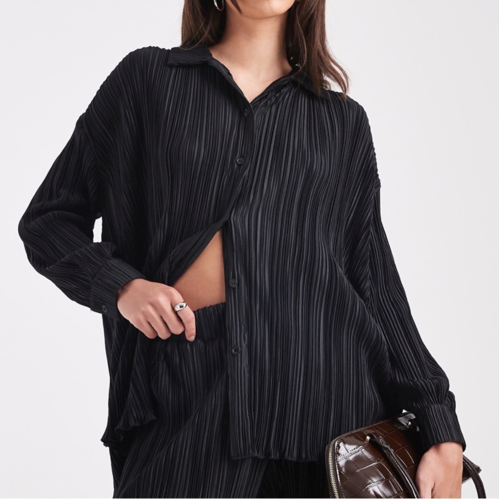 Moa Moa Black Plisse Button Down Blouse Size Large

Button Downs